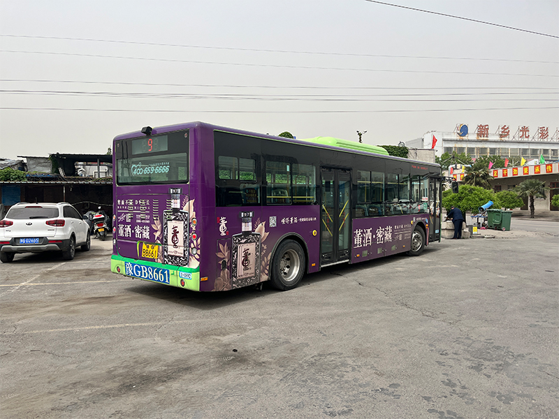 董酒公交車廣告
