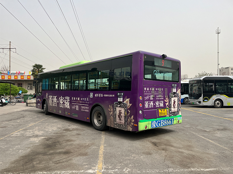 董酒公交車廣告